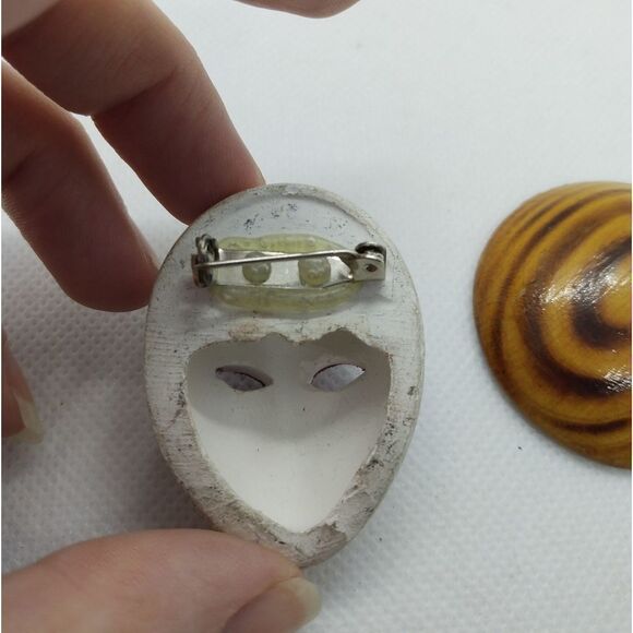 Vintage Mardi gras mask brooch - Picture 2 of 2